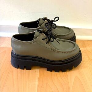 Alohas Tycoon Leather Platform Loafer in Olive